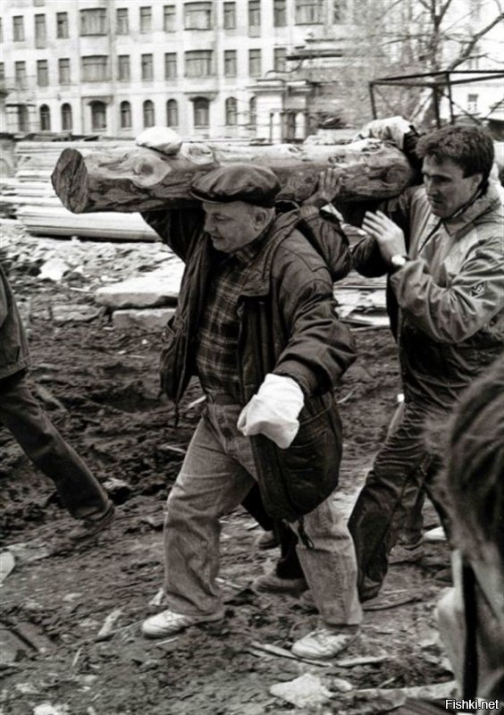 1993 год, Москва. Юрий Лужков на ленинском субботнике с бревном,