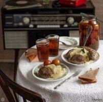 Что то не припомню, чтобы у кого-то из моих друзей дома были стаканы. Тем более без подстаканников. Чай то горячий.
В любой, даже очень небогатой семье, для всевозможных напитков обычно использовались чашки. Или рюмки.
Стаканы - это общепит.
Вот если портвейн где то на свежем воздухе - да, это стакан, позаимствованный из аппарата с газированной водой. Дома рюмки разной емкости для этого были.
Люди, сумевшие достать дефицитный польский телефонный аппарат, установленный почему-то на открывающейся крышке не дешевой по тем временам радиолы, вполне могли позволить себе иметь дома посуду посолиднее.
И банка с помидорами какая-то не советская...
Постановочное фото.