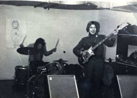 Сюткин на басу...