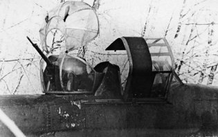 Были переделки самолетов на аэродромах уже в 1942 году. Так как конструкция изначально была двухместная, туда и врезали турель для стрелка.