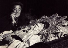 Мне вот очень нравится! "Иван Грозный". Сцена с Грозным около гроба Анастасии снималась очень тяжело. Целиковская была вынуждена чуть ли не целый день в гробу лежать. Жаров, хоть и не был задействован в тот день, специально приехал на съёмки поддерживать и развлекать Целиковскую.