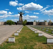 1 фото  - там ходят к памятнику Родина мать и этот курган ( Мамаев) не могила.
2 фото кладбище позади 
Ну и присесть на могилке не только наше давнишняя традиция.
А если серьезно - слишком дешево хотели отделаться сохранить  газон - подъем на курган длинный поток людей большой а вдоль дороги ничего нет. Проще всего такие таблички поставить а не лавочки и беседки.