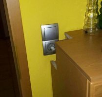 Это пожизненная ситуация. Я когда электромонтажником работал, часто так было-позвонят на предмет, ой нам тут мебель на кухню привезли, надо бы розеток сделать. Приезжаешь-плять, стоит вся мебель собранная уже, и ни одной розетки. Вот вопрос всегда возникает, а вы когда кухню заказывали, вообще думали, что там розетки нужны, и как их ставить?