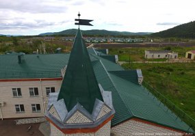 Построили на холме, при таком же наводнении вода не достигнит села.
Вот на фото хорошо видно (это тропа от школы к селу)