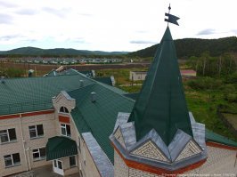 Построили на холме, при таком же наводнении вода не достигнит села.
Вот на фото хорошо видно (это тропа от школы к селу)