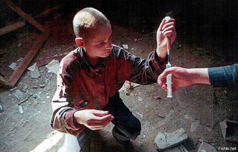 " марихуана и её производные не вызывают зависимости" Ага. не вызывают....  Покурил, сел в машину. В приступе наркотического веселья сбил человека. Похохотал и поехал дальше.  Легализованные легкие наркотики  шаговой доступности будут доступны и подросткам. Ну это ведь тоже не страшно. Правда ведь? Будут лучше учиться. Или не будут? Сплошная польза. 
Только вот есть тенденция перехода с легких наркотиков на тяжелые. Легализация любых наркотиков - окна Овертона в действии.
Сначала марихуана, потом экстэзи. Ну а там и кокаин с героином.