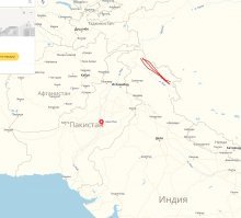 Тоже задумался. Но с другой стороны Индия огромная с сотней народов.  Потом посмотрел где протекает река Инд, упомянутая под этой фоткой. Там с востока Китай, с севера Таджикистан с Афганистаном. Так что вполне могут и такие люди жить.