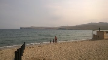 Хороший отдых, по мне, дак может быть только там, где нет большого количества туристов, и вообще людей.
Ну не люблю я людей.

В безлюдных местах люблю отдыхать, отдыхать от людей как раз. А то что эти курорты? Приедешь туда, а там те же рожи что и в городе. Разве это отдых?

Отдых - это побыть наедине с природой, послушать байкальский прибой, пожечь костер, сварить похлебку, навернуть её там же под разыгравшийся аппетит. По лесу походить, прислониться виском к сосне, постоять так.

9 лат назад на остров ездили, дак представляете, по утрам к палаткам подваливают рыбаки и торгуют омуля по 10 р. / хвост. Свежайший, только что из сетей.

А вообще, к сожалению, человек постепенно меняет природу. Есть фотки одних и тех не примерно мест, разница видна....