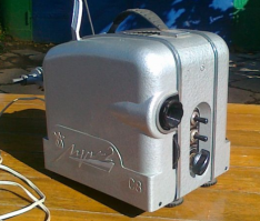 А у меня кинопроектор "Луч" был. Ещё до эпохи "видаков".... Этот стрёкот в темноте детской комнаты никогда не забуду)))