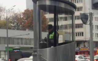 Вернули гаишников, вернут и будки: в Москве вновь появятся  стаканы 
Власти столицы вернут на перекрестки стеклянные кабины для регулировщиков. Будочки нового образца стилизованы под исторические кабины, которые в народе называли  стаканами .

Большинство влаговетрозащитных укрытий, так называемых кабин регулировщиков, в Москве были демонтированы в рамках реформирования системы ГИБДД в 2008 2010 годах. Они были современными и представляли собой укрытие из стекла и металла с прямыми углами.

Теперь же власти столицы решили вернуть регулировщикам укрытия, причем их стилизуют под советские  стаканы , которые стояли на перекрестках еще во времена ОРУД (отделов регулирования уличного движения).

В столичном правительстве говорят, что возвращают кабины регулировщиков по просьбе столичного МВД, чьи сотрудники вынуждены стоять и в снег, и в дождь под открытым небом. Однако вместо того чтобы ставить угловатые конструкции, пишут  Известия , в Москве решили воссоздать  эстетический и исторический облик  тех кабин, что устанавливались в столице раньше.

Один из современных  стаканов  установлен на пересечении Лубянского проезда и ул. Маросейки в Москве
В настоящее время в городе уже установлено 38 кабин, власти города планируют поставить их на всех важных перекрестках. Стоимость одной кабины составляет 500 тысяч рублей. При этом, в отличие от советских  стаканов , к ним не подведено электричество и они не имеют двери. Также они установлены прямо на земле, а в советское время кабины приподнимали над асфальтом на три метра, чтобы регулировщику было проще следить за обстановкой на светофоре. Внутри  стакана  размещен пульт управления светофором.

В Москве говорят о том, что опыт столицы уже начали перенимать другие российские города и регионы.