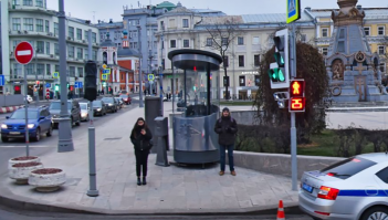 Вернули гаишников, вернут и будки: в Москве вновь появятся  стаканы 
Власти столицы вернут на перекрестки стеклянные кабины для регулировщиков. Будочки нового образца стилизованы под исторические кабины, которые в народе называли  стаканами .

Большинство влаговетрозащитных укрытий, так называемых кабин регулировщиков, в Москве были демонтированы в рамках реформирования системы ГИБДД в 2008 2010 годах. Они были современными и представляли собой укрытие из стекла и металла с прямыми углами.

Теперь же власти столицы решили вернуть регулировщикам укрытия, причем их стилизуют под советские  стаканы , которые стояли на перекрестках еще во времена ОРУД (отделов регулирования уличного движения).

В столичном правительстве говорят, что возвращают кабины регулировщиков по просьбе столичного МВД, чьи сотрудники вынуждены стоять и в снег, и в дождь под открытым небом. Однако вместо того чтобы ставить угловатые конструкции, пишут  Известия , в Москве решили воссоздать  эстетический и исторический облик  тех кабин, что устанавливались в столице раньше.

Один из современных  стаканов  установлен на пересечении Лубянского проезда и ул. Маросейки в Москве
В настоящее время в городе уже установлено 38 кабин, власти города планируют поставить их на всех важных перекрестках. Стоимость одной кабины составляет 500 тысяч рублей. При этом, в отличие от советских  стаканов , к ним не подведено электричество и они не имеют двери. Также они установлены прямо на земле, а в советское время кабины приподнимали над асфальтом на три метра, чтобы регулировщику было проще следить за обстановкой на светофоре. Внутри  стакана  размещен пульт управления светофором.

В Москве говорят о том, что опыт столицы уже начали перенимать другие российские города и регионы.