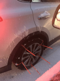 ТС'у на заметку:
Это не простая кабельная стяжка, а специальная приблуда для автопокрышек))