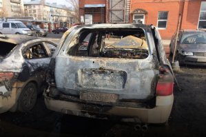 я сделаю нормальное соединение проводов, а не эту гомосятину, по 2й или 3й схеме как минимум, а "добромудуху" и владельцу фото кабельную стяжку повесил бы на писуна, чтобы не размножались до таких последствий как ниже по фото...