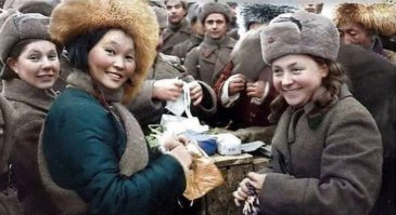 В фильме есть бабушка из этого фото))))