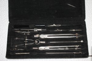 Вот что я храню как зеницу ока. Когда первый раз в школу принес, меня даже окружили. У всех были либо просто циркули, либо готовальни в пластмассовых коробках.