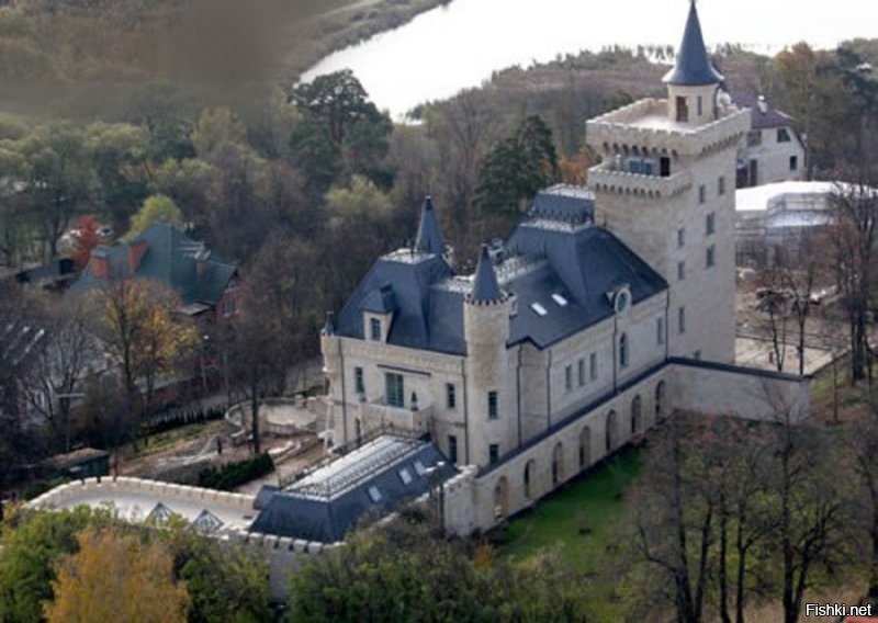 по сравнению с Пугачёвским замком - домик для гостей.