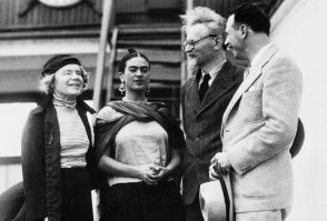 Фото Фриды Кало с Л. Троцким нашёл, а вот с Сикейросом нет. 
Д.А. Сикейрос - Мексиканский художник, примитивист. Коммунист, организатор неудачного покушения на Троцкого.