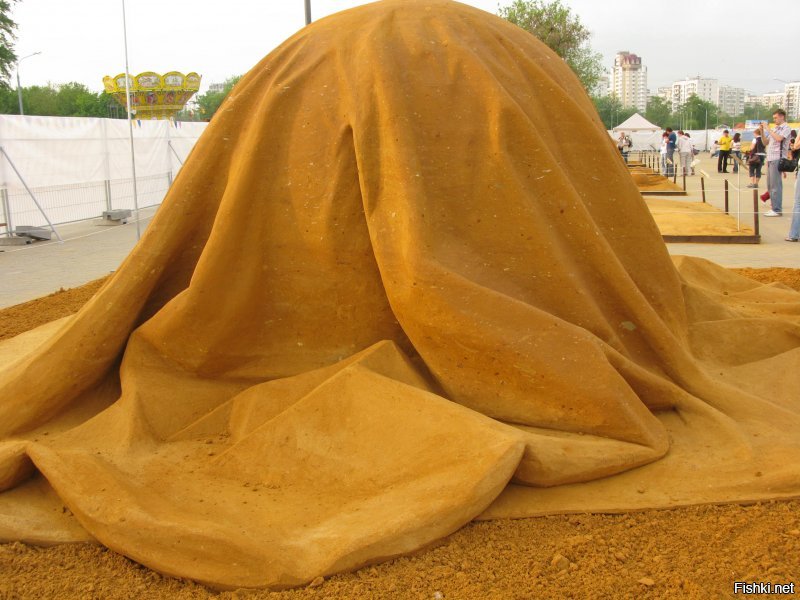 На выставке песчаных скульптур мы с женой реально спросили, почему одна скульптура накрыта.....Вблизи конечно видно......
