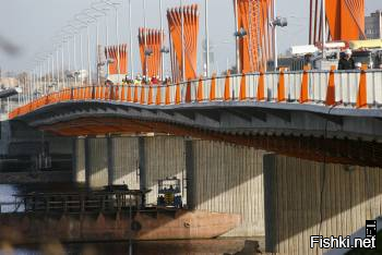 К вопросу стоимости Крымского моста и эффективного расходования средств выделенных на его строительство:
Южный мост в Риге. Протяженность Южного моста   0,803 км, подъездных путей   2,699 км. Всего   3,502 км.
Стоимость Южного моста с подъездами примерно 1 миллиард Евро.
Внешний вид: 

Крымский мост - 17 км, учитывая условия строительства, за 3 миллиарда Евро! Так что, всё познаётся в сравнении.