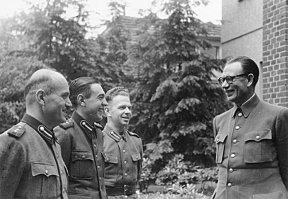 Ну хорошо, то есть конечно плохо - мой комментарий ты обгадил, но своих аргументов не привел.

 Итак ситуация -рота шла в атаку, пехота противника заранее подавлена нашей артиллерией и в ответ звучат лишь разрозненные выстрелы, противотанковый ров мы преодолели, через несколько рядов колючей проволоки, где по заранее подготовленным мосткам, где перерезав кусачками прорвались, до вражеских окопов осталось 300 метров и тут из маленького бугорка на который никто не обращал внимания  ...заработал станковый пулемет. Все кто смог, вжался прямо в поле по которому бежал - время пошло на секунды - скоро взамен погибших врагов прибудет в окопы подкрепление и всю твою роту включая тебя -перещелкают как в тире. Ползти прижимаясь к земле обратно? не получается -вражеская артиллерия очухалась и бьет заградительным огнем -сзади в районе противотанкового рва встают разрывы стеной. Ты вырвался во время атаки немного вперед и теперь находишься в мертвой зоне , но где то потерял гранату и в подсумке осталась всего 1 обойма патронов - твои действия?
В ДОТ не проникнуть, бронедверь закрыта, стрелять из винтовки в амбразуру не получится -та грамотно, ступенчато сделана и слишком глубока. Мешков с песком, вражеских тел, да просто предметов которыми можно закрыть амбразуру не наблюдается...

Пока ты мечешься возле ДОТа, в поле разыгрывается трагедия, на твоих глазах пулеметная очередь перерезает санинструктора Танечку которой ты дарил цветы, она пыталась перебраться обратно через колючую проволоку -твои действия?
 Твой лучший друг, пулеметчик -Колька очевидно попытался ответить ДОТу развернув станковый Максим прям посреди поля -не шевелится, Максим превращен в решето -твои действия?
Сержант из первого взвода, который спас тебя в одной из предыдущих атак, попытался в несколько рывков добраться до мертвой зоны -сейчас лежит уткнувшись в пашню и видно как пули рвут на спине гимнастерку -твои действия!?

P.S. Ты просто сядешь в окопе на вражеских позициях возле ДОТа , зажмешь ушки руками чтобы не слышать как убивают твоих товарищей. Прибежавшие враги -возьмут тебя в плен. Ты расскажешь все , что тебя будут спрашивать на допросе - но тебе не поверят и просто для контроля будут бить сапогами -в пах и по ребрам. Потом тебя долго будут вести, а потом и везти в тыл, ты попадешь в лагерь для военнопленных -тебя будут регулярно бить, морить голодом, а однажды ночью -изнасилуют подвыпившие охранники. Когда придет агитатор и будет выкликать добровольцев в формирующиеся части генерала Власова -ты, согласишься, чтобы сбежать от этого ужаса. Тебя отправят в баню, впервые за год , нормально покормят, проведут грамотную пропагандистскую беседу - ты будешь послушно кивать, поддакивать и даже в чем то согласишься.
 Тогда тебя выведут из барака, проведут за угол ко рву и ты увидишь поставленных на колени несколько избитых, советских офицеров, гогочущих охранников, кинооператора с камерой и тот кто тебя агитировал вложит в руку тяжелый Парабеллум и объяснит, что он конечно тебе верит, но надобно подтверждение, что ты готов бороться с врагами Фатерлянда ...и ты из труса и предателя превратишься в убийцу и врага.

Часть в которую тебя отправят служить, будет заниматься самыми грязными делами - охотится на партизан, сжигать деревни, расстреливать женщин и детей. При отступлении в 44-м вами заткнут брешь в стремительно откатывающемся на Запад фронте. Через несколько дней, ты сбежишь, раздобыв гражданскую одежду будешь пробираться в тыл выдавая себя за чахоточного ( после побоев ты часто стал кашлять кровью), но на одном полустанке тебя опознает седая женщина, сыновей которой расстреляла твоя команда, тебя снова будут бить -на этот раз какие то седые тетки и старики, патруль тебя оградит от самосуда -судить тебя будут по советским законам - и по показаниям уцелевших жителей, деревни и родню которых ты жег. 

Приговорят к высшей мере социальной защиты. И приведут приговор в исполнение.