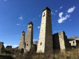 Можно было бы вместо картинок вставить хоть одну фотографию этих самых склепов: