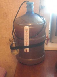 Бутыль из под воды на 18 литров и кастрюлька литров на 5. Покупаете концентрированное сусло, желательно австралийское, и через 2 недели у вас 17 литров пива. Почти все с этого начинают.