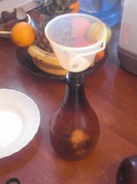 Бутыль из под воды на 18 литров и кастрюлька литров на 5. Покупаете концентрированное сусло, желательно австралийское, и через 2 недели у вас 17 литров пива. Почти все с этого начинают.