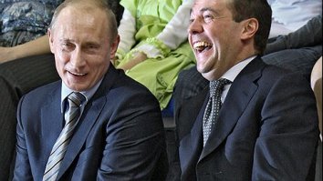 "Знаешь что мои учудили, я пока мост в Крым открывал, они закон придумали, типо зарплату в 10 раз сократили, только я из Москвы, развлекаются как могут"