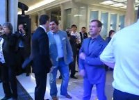 Эй-эй, быстрее скажите, нашего-то переплюнул? Мужики волнуются...