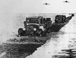 Да ты че.... Дык так-то и дверь тогда должна быть открыта... Или вообще срезана на КХУ ЯМ(название китайской горы). Вот те пруф(правда ремней тогда и в помине не было):