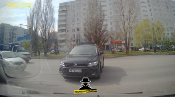 Ладно, с женщиной, путающей педали все понятно. Практики надо больше, а длину каблука - меньше. Но у меня лично поведение рега тоже вызывает сомнения. Во-первых, зачем он, вообще поехал назад, когда там тойота выезжала уже, проще было проехать по ее же траектории. Во-вторых, в момент первой остановки тигуана, по-моему, там вагон места был, что мешало автору выехать спокойно направо? Скрин даже вставлю - ну, куча ж места...