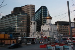 Дочка дипломированный архитектор, работает по специальности. К сожалению на немцев. Я лишь москвич, который сожалеет по своему городу. Я могу сотни таких фотографий вам представить. Кроме как уродство это не называть.