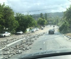 У нас в Севастополе полдороги смыло!