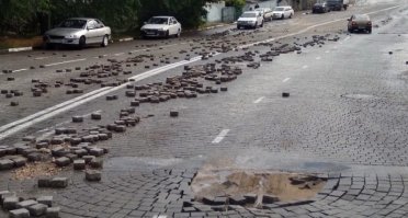 У нас в Севастополе полдороги смыло!