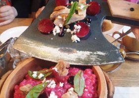 Нормальный маркетинговый ход. Хотите трицератопса под сыром?(сразу мысль - неужели и в самом деле разварили окаменевшие кости какого-нибудь трицератопса).Ан нет!Это игрушка а на ней сыр.
Этот ход известен еще со времен "царя гороха". Хотите кашу из топора?)Вот вам каша , а в ней топор.