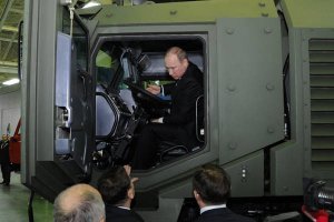 а где "КАМАЗы" Путина? на зеленом с Шойгу на охоту,на синем погонять, на оранжевом-в Крым