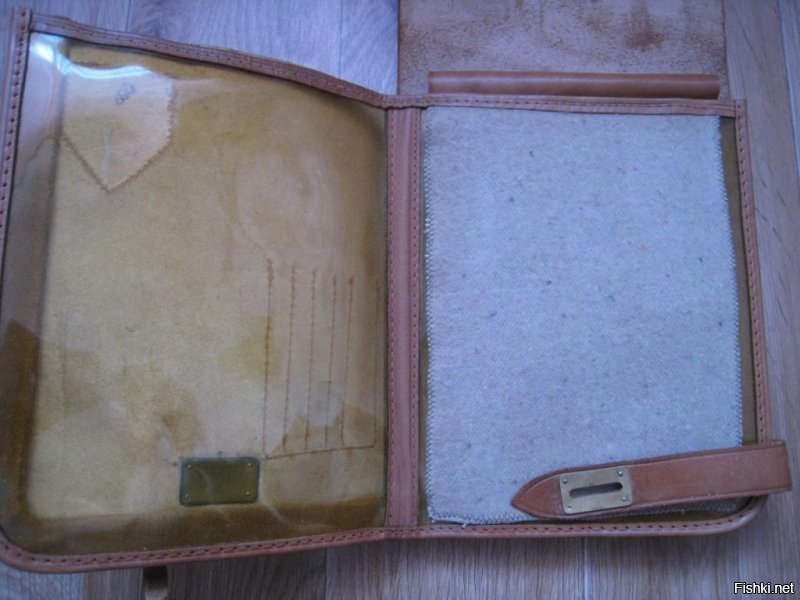 Офицерский планшет был такойже образца  1943 года их полно еще было он в отличии от сержантской сумки имел внутри планшет.
