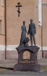 Памятник Романовым в СПб. Обводный 116, двор Воскресенской церкви. Обратите внимание - корона не на голове, а внизу.
И надпись - "Страстотерпцы".

Это не канонизация святых, а подтверждение официальной церковью акта  мучинической смерти последнего Императора.

Не каждому удаётся так  уйти из жизни - выйти на расстрел вместе с женой и детьми. И принять это с достоинством.