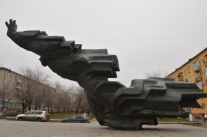С детства знаю историю про Паникаху, не знал только что Чуйков был свидетелем подвига.
Но хотелось-бы про памятник.
Спереди стоять очень страшно - оскаленное лицо и длинные руки нависающие над тобой под жутким углом. Дети боятся подходить.
Сзади это куча камней. Совсем непонятно.
И единственный внятный ракурс это сбоку.
По мне так это один из Советских "шедевров" - сделать дешево и символично, а уж как он выглядеть будет...
Относительно недавно каменный памятник обшит железом.
Ну и как вишенка - во времена СССР, почти по направлению монумента, на углу дома, был вино-водочный закрывающийся в 7 часов.
В народе памятник звали "Без пяти семь".