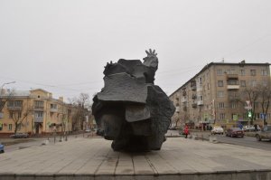 С детства знаю историю про Паникаху, не знал только что Чуйков был свидетелем подвига.
Но хотелось-бы про памятник.
Спереди стоять очень страшно - оскаленное лицо и длинные руки нависающие над тобой под жутким углом. Дети боятся подходить.
Сзади это куча камней. Совсем непонятно.
И единственный внятный ракурс это сбоку.
По мне так это один из Советских "шедевров" - сделать дешево и символично, а уж как он выглядеть будет...
Относительно недавно каменный памятник обшит железом.
Ну и как вишенка - во времена СССР, почти по направлению монумента, на углу дома, был вино-водочный закрывающийся в 7 часов.
В народе памятник звали "Без пяти семь".