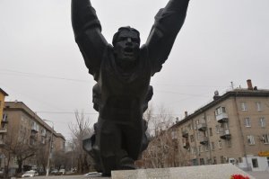 С детства знаю историю про Паникаху, не знал только что Чуйков был свидетелем подвига.
Но хотелось-бы про памятник.
Спереди стоять очень страшно - оскаленное лицо и длинные руки нависающие над тобой под жутким углом. Дети боятся подходить.
Сзади это куча камней. Совсем непонятно.
И единственный внятный ракурс это сбоку.
По мне так это один из Советских "шедевров" - сделать дешево и символично, а уж как он выглядеть будет...
Относительно недавно каменный памятник обшит железом.
Ну и как вишенка - во времена СССР, почти по направлению монумента, на углу дома, был вино-водочный закрывающийся в 7 часов.
В народе памятник звали "Без пяти семь".