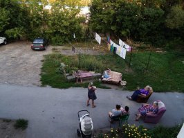 Если я не ошибаюсь, это "Коммуна". Ул.Коммунаров. Дом на месте бывшего монастыря. Раньше, на месте веревок под белье- было огромное дерево, под ним стол и лавочки. Там всегда играли в лото. Давно, правда, это было. Уже из старожилов никого не осталось. Это место особенное, жили именно "коммуной", двери не закрывались. Дом и двор огорожен со всех сторон - монастырские стены и автобаза.