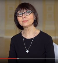 Совершенно случайно наткнулся по телевизору на одну из "ремонтных" передач. В том смысле, когда приходят в гости к к какому-нибудь известному человеку и типа делают в квартире ремонт. В тот раз пришли к Метёлкиной. Я даже посмотрел чуть-чуть. Конечно вряд ли про неё можно сказать, что она великая актриса или типа того. Тем не менее, женщина приятная, хотя и чудная немного. Но я хотел бы сказать про другое. Нашёл сейчас кадр из этой передачи. 64 года, ребята. 64! И я бы не сказал, что там какие-то пластические моменты. Выглядит реально офигенно.