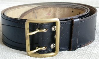 Тебя спасет черная офицерская портупея.
Только бери двухслойную, примерна как эта.
стоит от 1100-1600 руб.