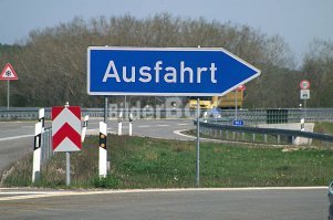 Если убрать букву "h" то получится нужное слово; хотя звучит оно одинаково "фарт"