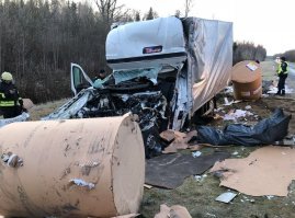 Пару месяцев назад, в Эстонии, из фуры, перевозившей бумагу, выпал груз. Один из ролей, весом около двух тонн, влетел в следовавший сзади автомобиль. Итог на фото.
