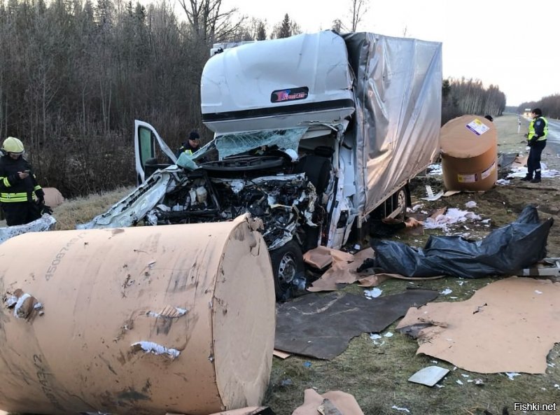 Пару месяцев назад, в Эстонии, из фуры, перевозившей бумагу, выпал груз. Один из ролей, весом около двух тонн, влетел в следовавший сзади автомобиль. Итог на фото.