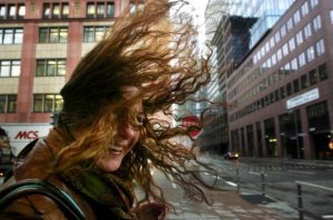 А собирать волосы в причёску авторша не пробовала? В ЛЮБУЮ причёску, а не с распатланными ходить??!.. 
А то заходит утром в битком набитую маршрутку такое чудо и её  наэлектрезированные волосики распространяются по всем рядом стоящим. А потом она обязательно делает "сексуальный" мах головой чтобы уложить волосы "в порядок" - всем по лицу достаётся  Каждый раз после такого пучок её волос со своей одежды собираю 
Она же думает, что её волосы выглядят как у моделей из рекламы шампуня/средств для укладки волос, а на деле это просто какие-то спутанные крысиные хвостики с посеченными концами (особенно, если зимой на пальто и очень длинные):