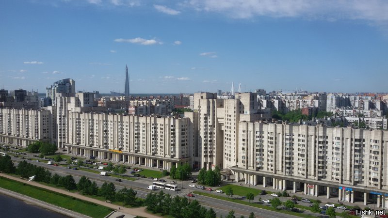 Из лоджии. Лахта-центр Газпрома, самый высокий небоскрёб Европы, ещё не достроен. В народе "кукурузина".Справа видно купол "Зенит-Арены" на Крестовском.