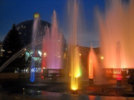 К 23-й: у Глобуса два фонтана. Вот второй.